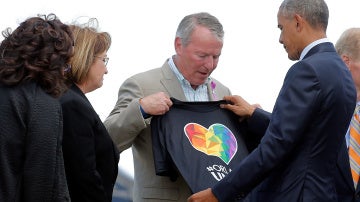 Barack Obama recibe una camiseta de solidaridad con la masacre de Orlando