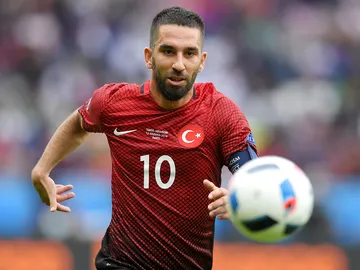 Arda Turan con el seleccionado de Turquía ante Croacia Arda Turan con el seleccionado de Turquía ante Croacia