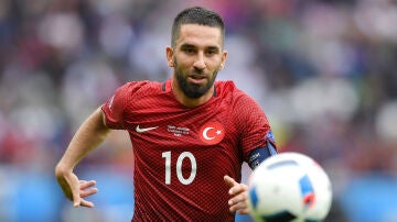 Arda Turan con el seleccionado de Turquía ante Croacia