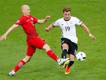 Michal Pazdan trata de robar un balon a Gotze Michal Pazdan trata de robar un balon a Gotze