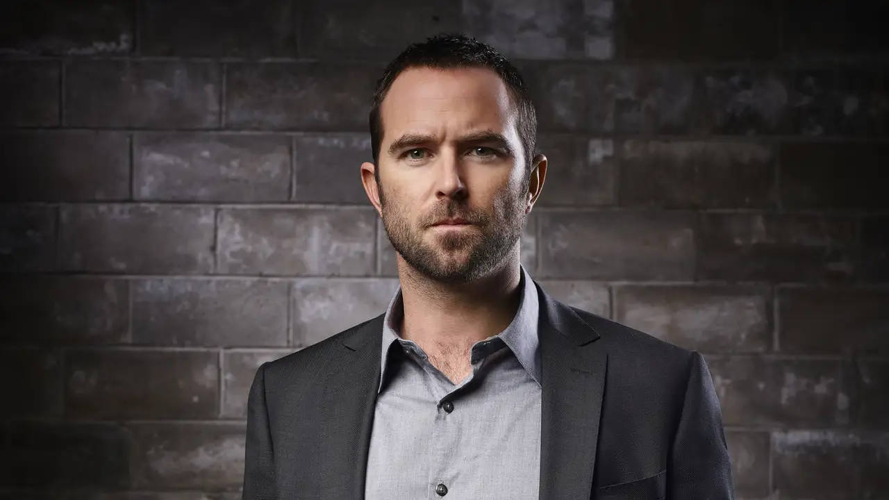Sullivan Stapleton es Kurt Weller