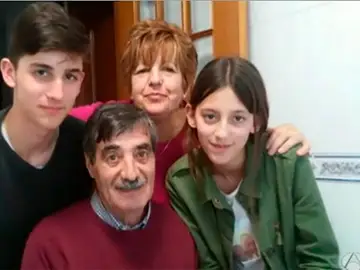 La niña junto a su abuelo La niña junto a su abuelo
