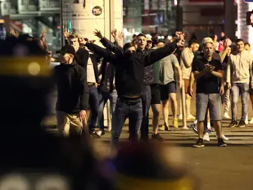 Hinchas radicales desafían a la Policía en Lille Hinchas radicales desafían a la Policía en Lille