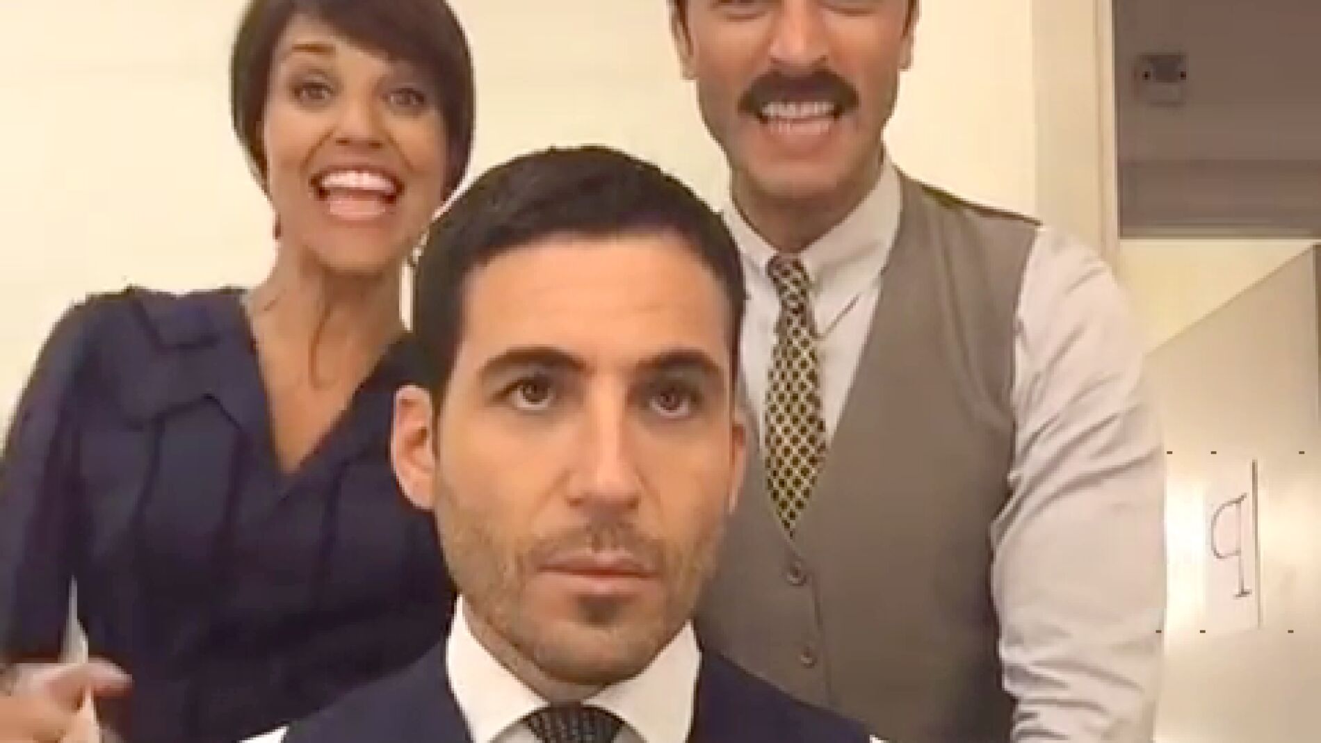 Paula y Javier le cantan a Miguel &Aacute;ngel tras su vuelta