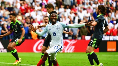 Sturridge salva a Inglaterra sobre la bocina frente a la Gales de Bale
