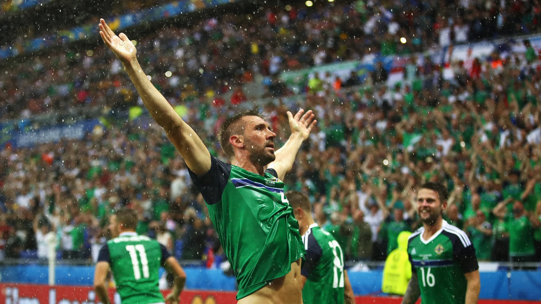 Gareth McAuley celebra su gol ante Ucrania Gareth McAuley celebra su gol ante Ucrania