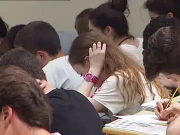 Varios estudiantes hacen un examen Varios estudiantes hacen un examen