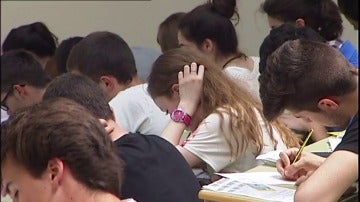Varios estudiantes hacen un examen
