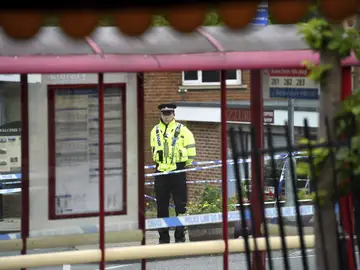 Un policía hace guardia en el lugar del asesinato Un policía hace guardia en el lugar del asesinato