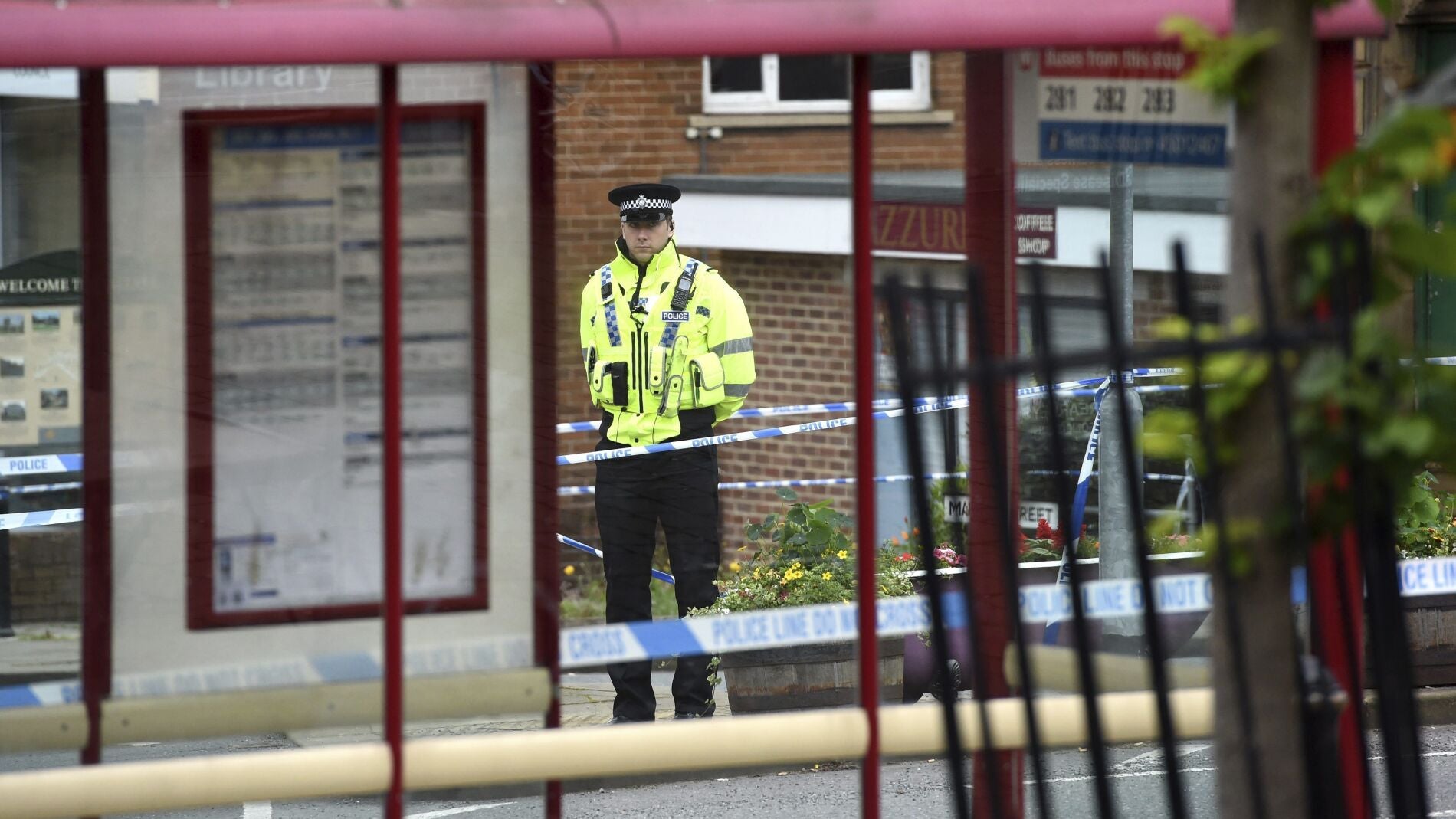 Un polic&iacute;a hace guardia en el lugar del asesinato