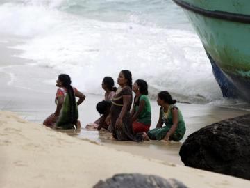 Seis mujeres ceilanesas se arrodillan para pedir ayuda a las autoridades indonesias