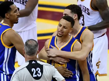 Stephen Curry protesta al colegiado una acción Stephen Curry protesta al colegiado una acción