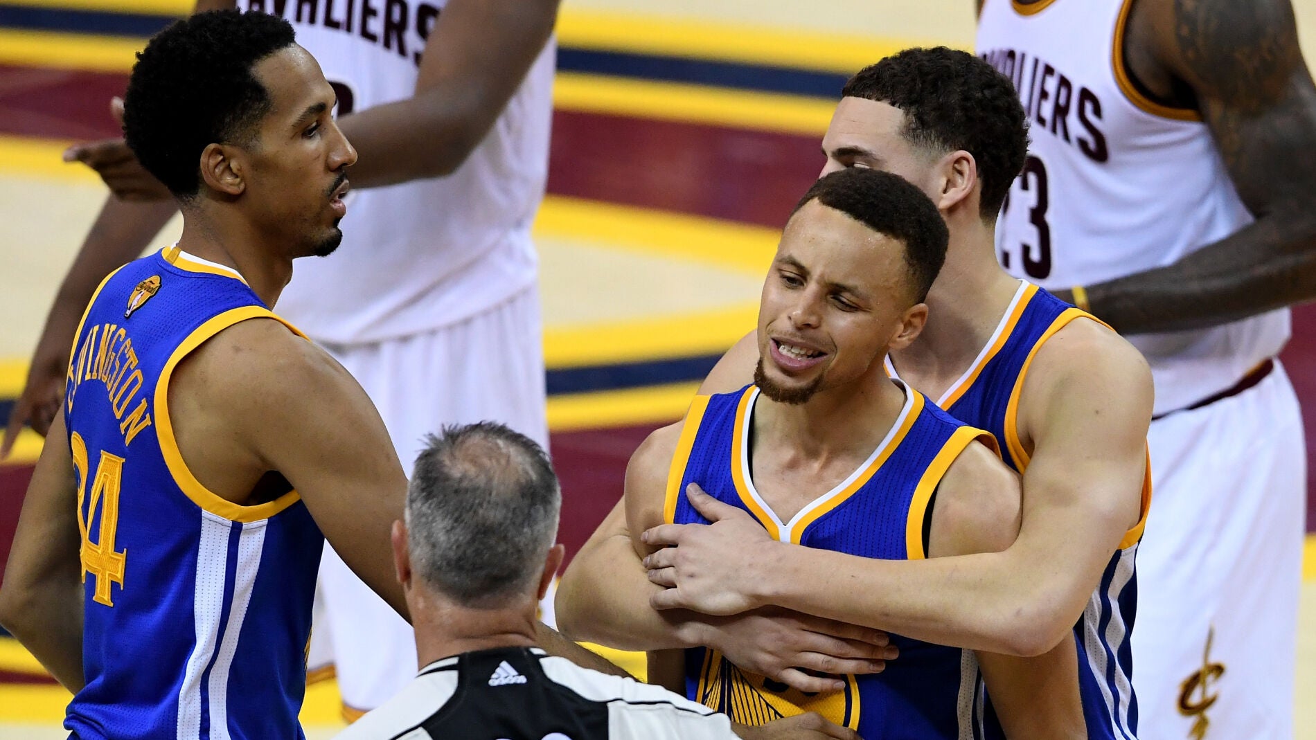 Stephen Curry protesta al colegiado una acci&oacute;n