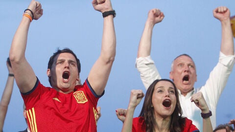 Rivera y Arrimadas celebran un gol de la Selecci&oacute;n