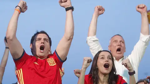 Rivera y Arrimadas celebran un gol de la Selección Rivera y Arrimadas celebran un gol de la Selección