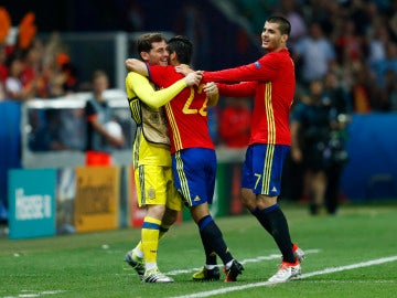 Nolito se abaraz acon Casillas tras marcar ante Turquía