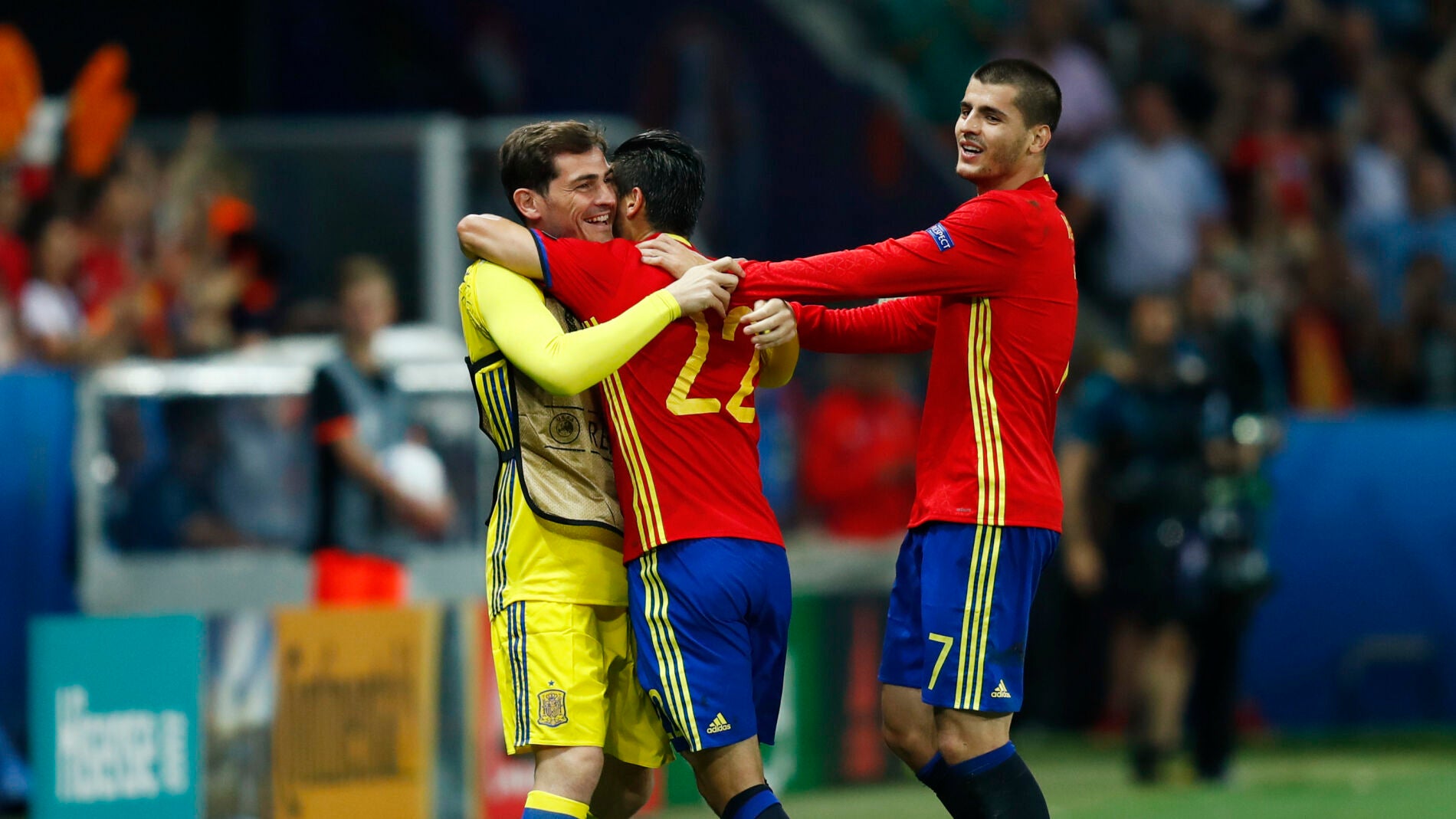 Nolito se abaraz acon Casillas tras marcar ante Turqu&iacute;a