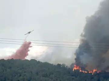 Una avioneta descarga agua en Carcainxet Una avioneta descarga agua en Carcainxet