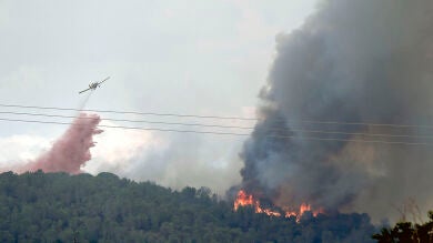 Alrededor de 400 personas ha sido desalojadas de tres urbanizaciones en Carcaixent, Valencia, por el fuego