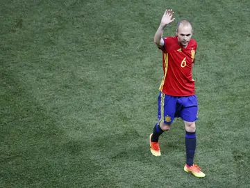Iniesta saluda en el campo Iniesta saluda en el campo
