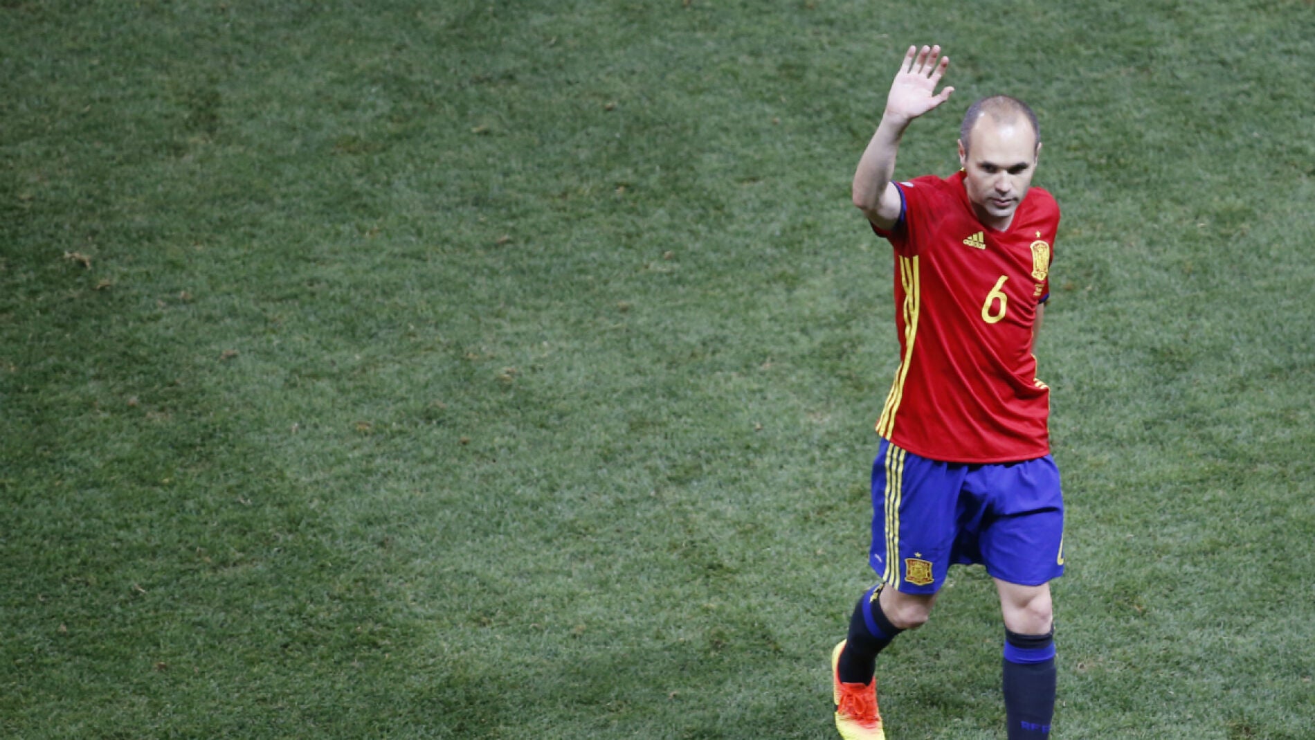 Iniesta saluda en el campo
