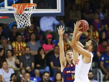 Felipe Reyes anotando en el segundo partido de la final ACB Felipe Reyes anotando en el segundo partido de la final ACB