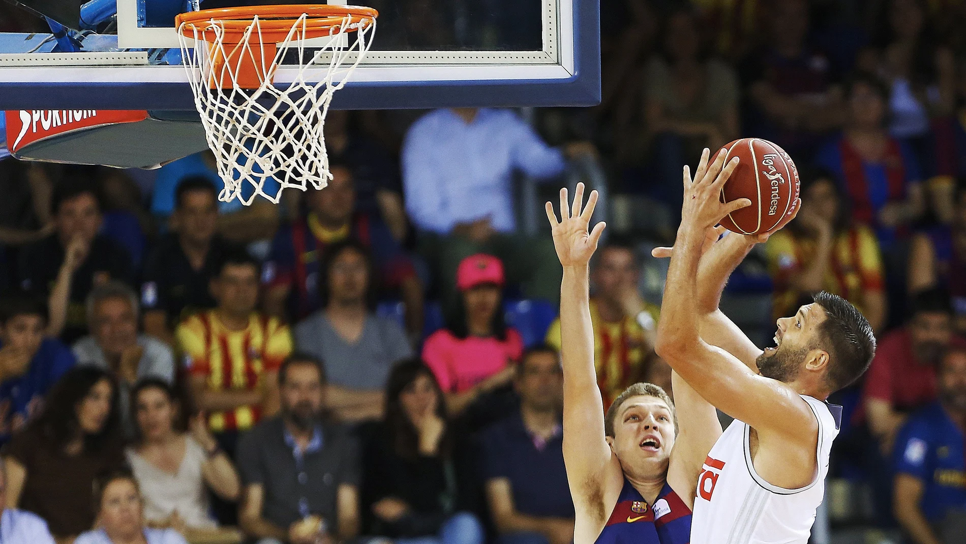 Felipe Reyes anotando en el segundo partido de la final ACB Felipe Reyes anotando en el segundo partido de la final ACB