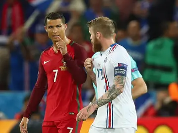 Cristiano Ronaldo y Aron Gunnarsson dialogan después del partido Cristiano Ronaldo y Aron Gunnarsson dialogan después del partido