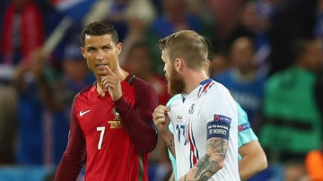 Cristiano Ronaldo y Aron Gunnarsson dialogan después del partido