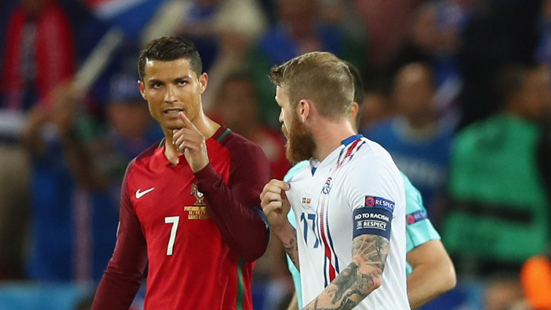 Cristiano Ronaldo y Aron Gunnarsson dialogan despu&eacute;s del partido
