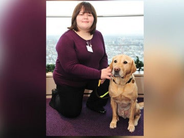 Rosie con su perro guía