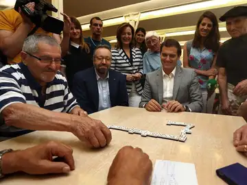 Rivera y Girauta jugando al dominó Rivera y Girauta jugando al dominó