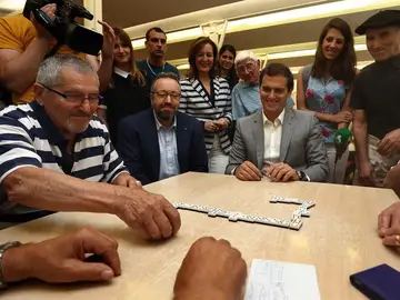 Rivera y Girauta jugando al dominó Rivera y Girauta jugando al dominó