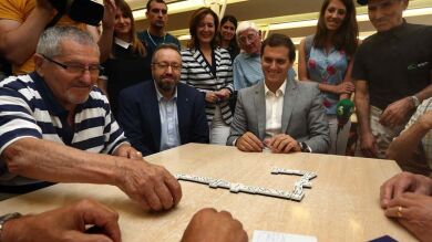 Dominó, espetos, carreras de autobuses... todo vale para buscar el voto de los ciudadanos