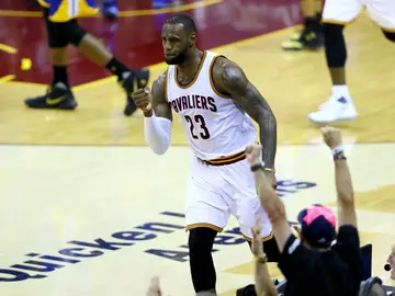 LeBron James celebra una canasta durante el partido LeBron James celebra una canasta durante el partido