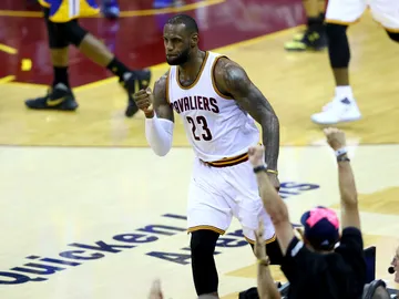 LeBron James celebra una canasta durante el partido LeBron James celebra una canasta durante el partido