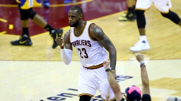 LeBron James celebra una canasta durante el partido