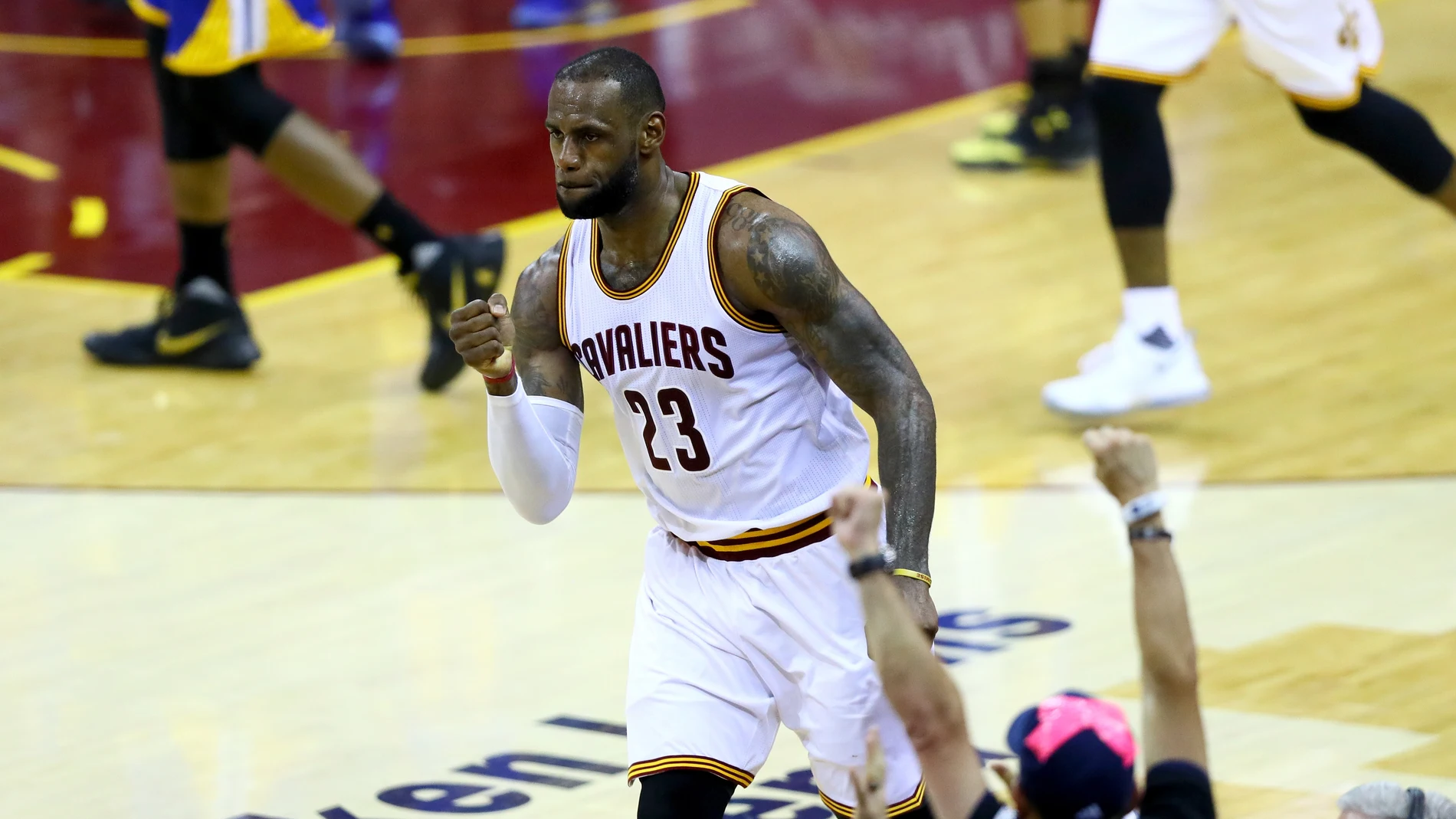 LeBron James celebra una canasta durante el partido LeBron James celebra una canasta durante el partido