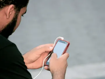 Un usuario usa su movil Un usuario usa su movil