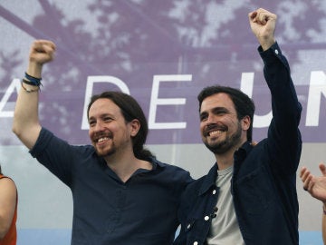 Pablo Iglesias y Alberto Garzón durante el mitin de cierre de la campaña electoral de Unidos Podemos