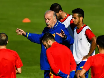 Vicente del Bosque dirige la sesión en la Isla de Ré Vicente del Bosque dirige la sesión en la Isla de Ré