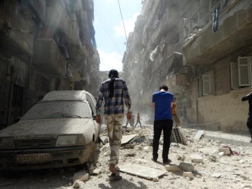 Varias personas en Alepo (Siria)
