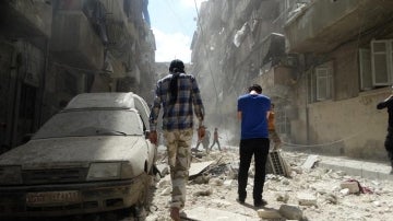 Varias personas en Alepo (Siria)