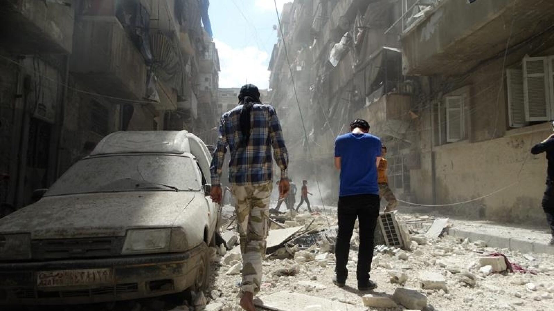 Varias personas en Alepo (Siria)