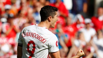 Lewandowski celebra un gol en la tanda de penaltis