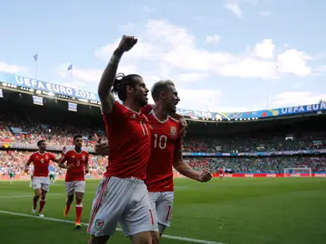 Bale celebra el autogol de McAuley Bale celebra el autogol de McAuley