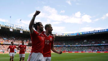 Bale celebra el autogol de McAuley