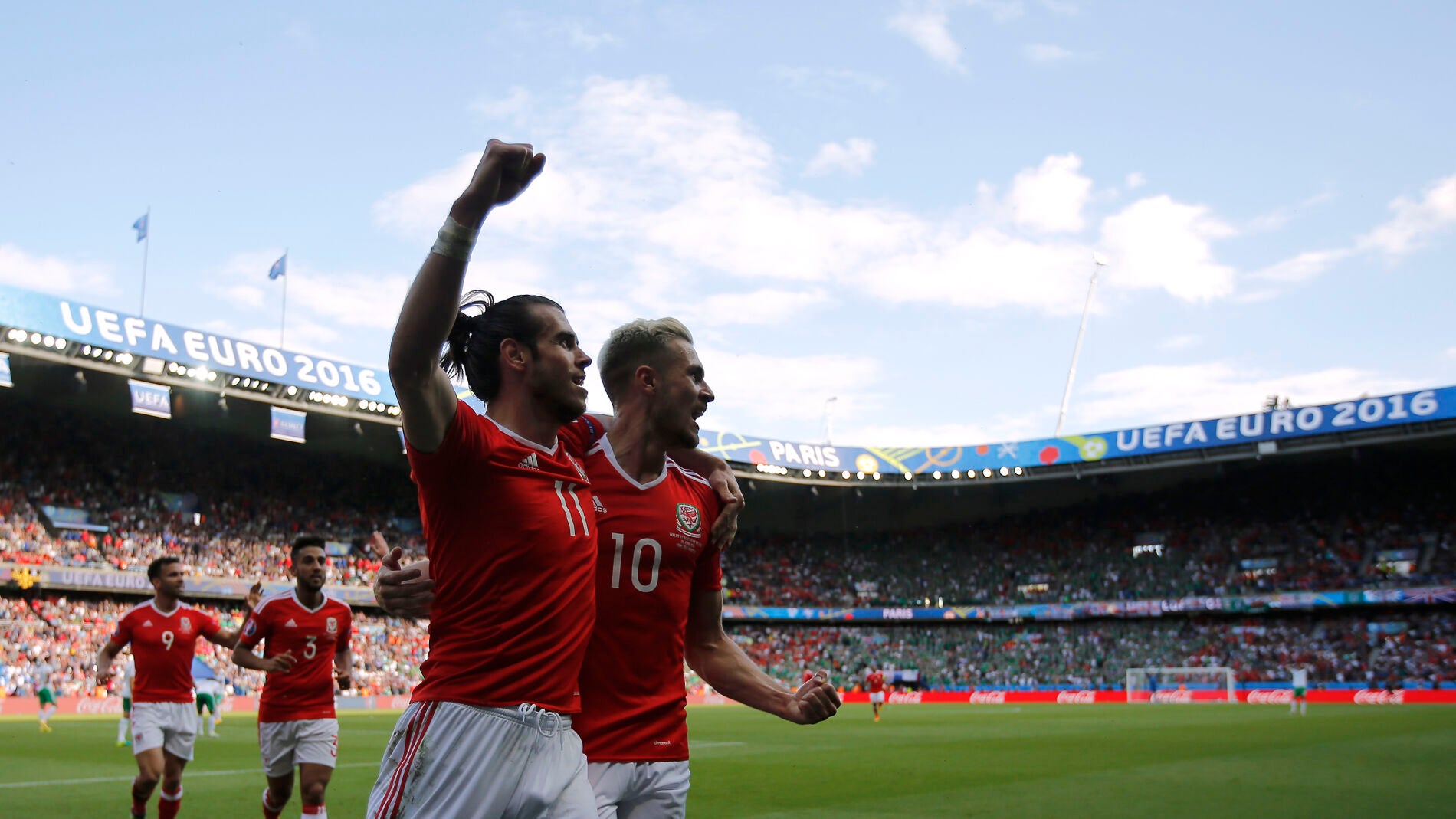 Bale celebra el autogol de McAuley
