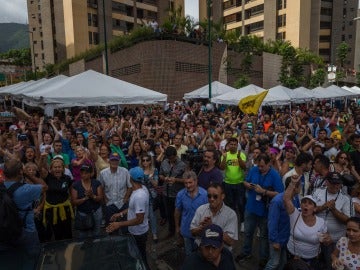 Un grupo de personas grita consignas contra el Gobierno tras el cierre de los centros de validación del Consejo Nacional Electoral, en Venezuela