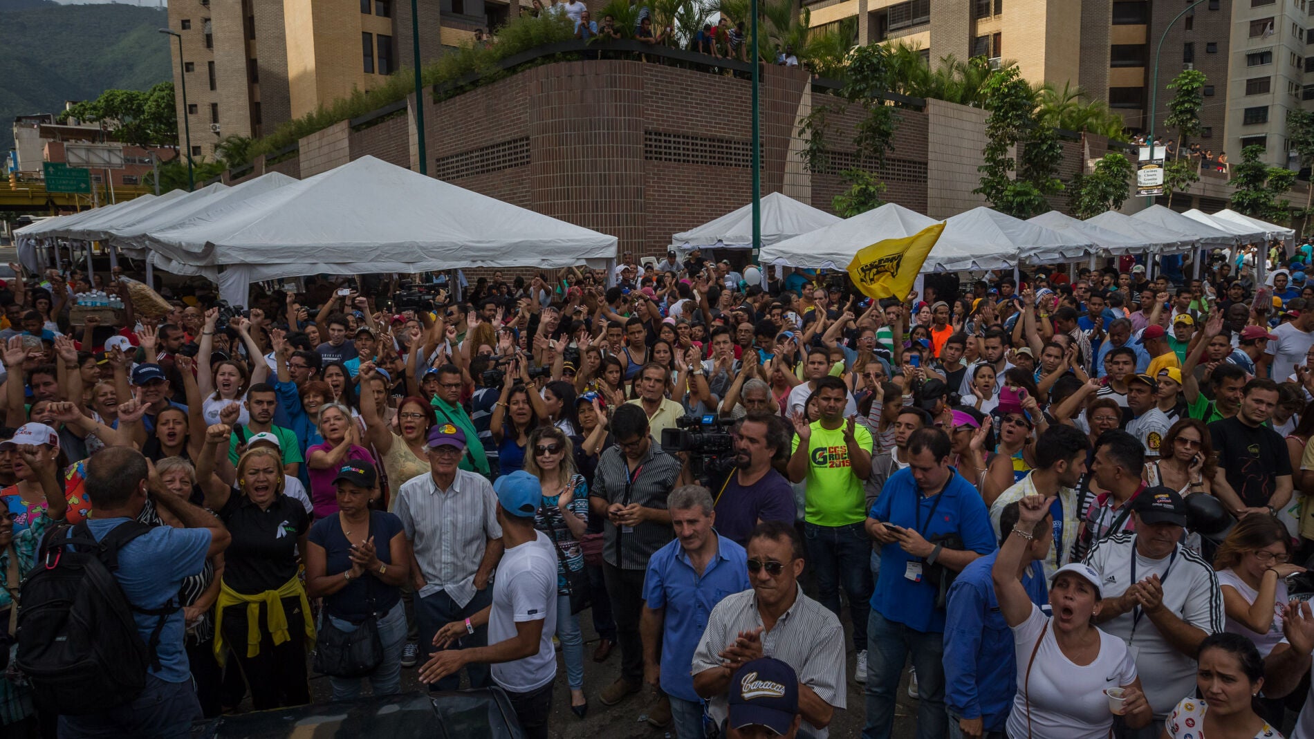 Un grupo de personas grita consignas contra el Gobierno tras el cierre de los centros de validaci&oacute;n del Consejo Nacional Electoral, en Venezuela